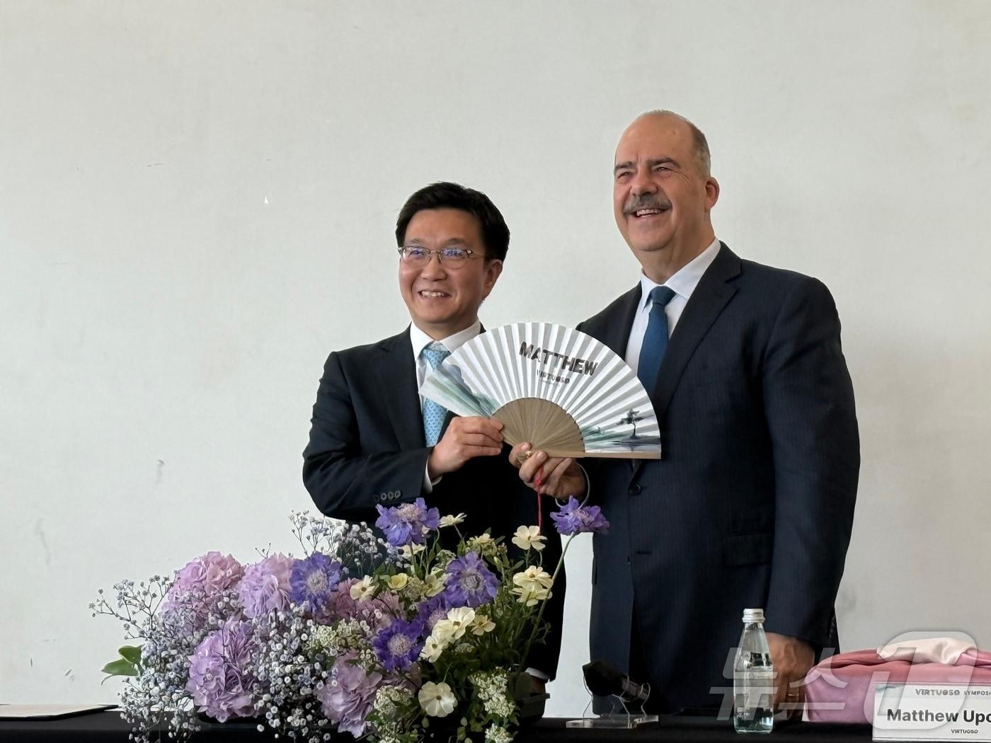 본문 이미지 - 박성혁 한국관광공사 사장(왼쪽),매튜 업처치 버츄오소 대표가 17일 오후 서울 서초구 세빛섬에서 방한 럭셔리 관광 활성화를 위한 전략적 업무협약(MOU)을 체결했다. ⓒ 뉴스1 윤슬빈 관광전문기자