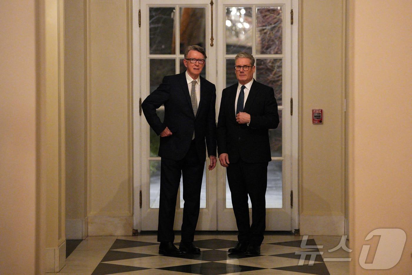 본문 이미지 - 키어 스타머 영국 총리(오른쪽)와 피터 맨델슨 전 주미 영국 대사. 2025.02.26 ⓒ 로이터=뉴스1