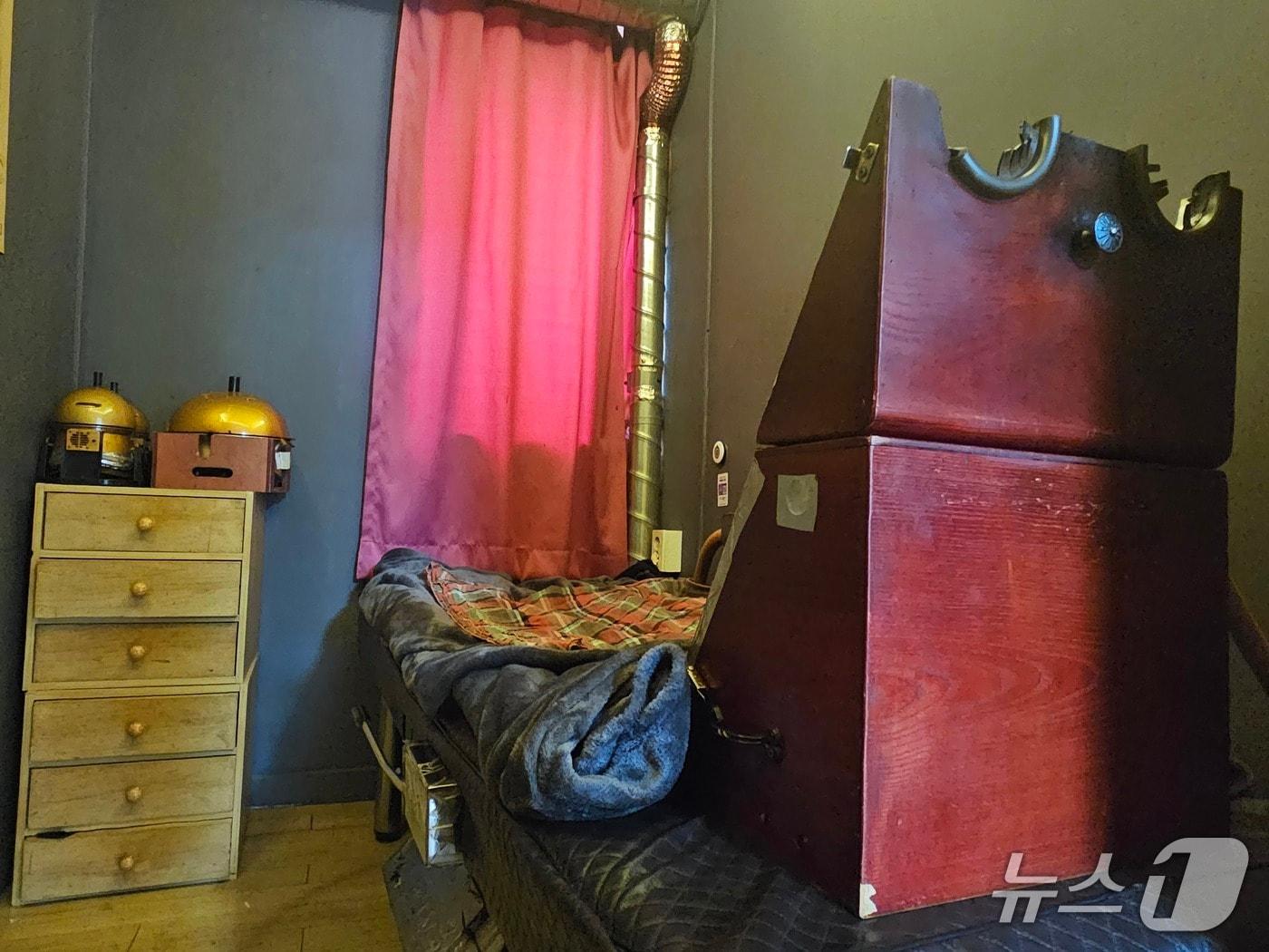 본문 이미지 - 17일 오전 서울 용산구의 한 쑥뜸방에 쑥뜸 기기와 침구가 마련된 모습. 쑥뜸방 원장은 '손님의 90% 이상은 203세대가 방문하고 있다'고 설명했다. 2026.4.17 ⓒ 뉴스1 유채연 기자