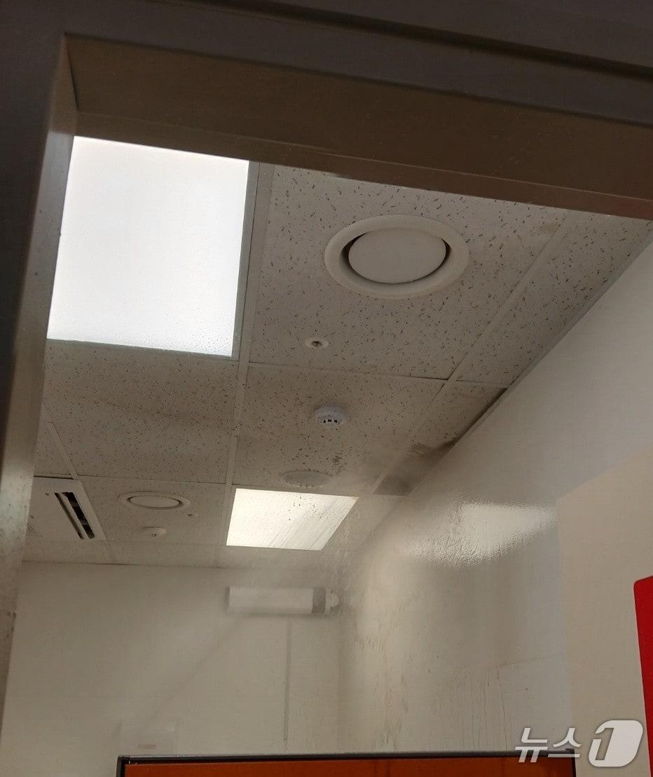 본문 이미지 - 17일 오후 7시32분쯤 대구 북구 코스트코 대구점 내부 사무실 천장에서 불이 나 소방 당국이 10여분 만에 진화했다.(대구소방안전본부 제공. 재판매 및 DB금지)