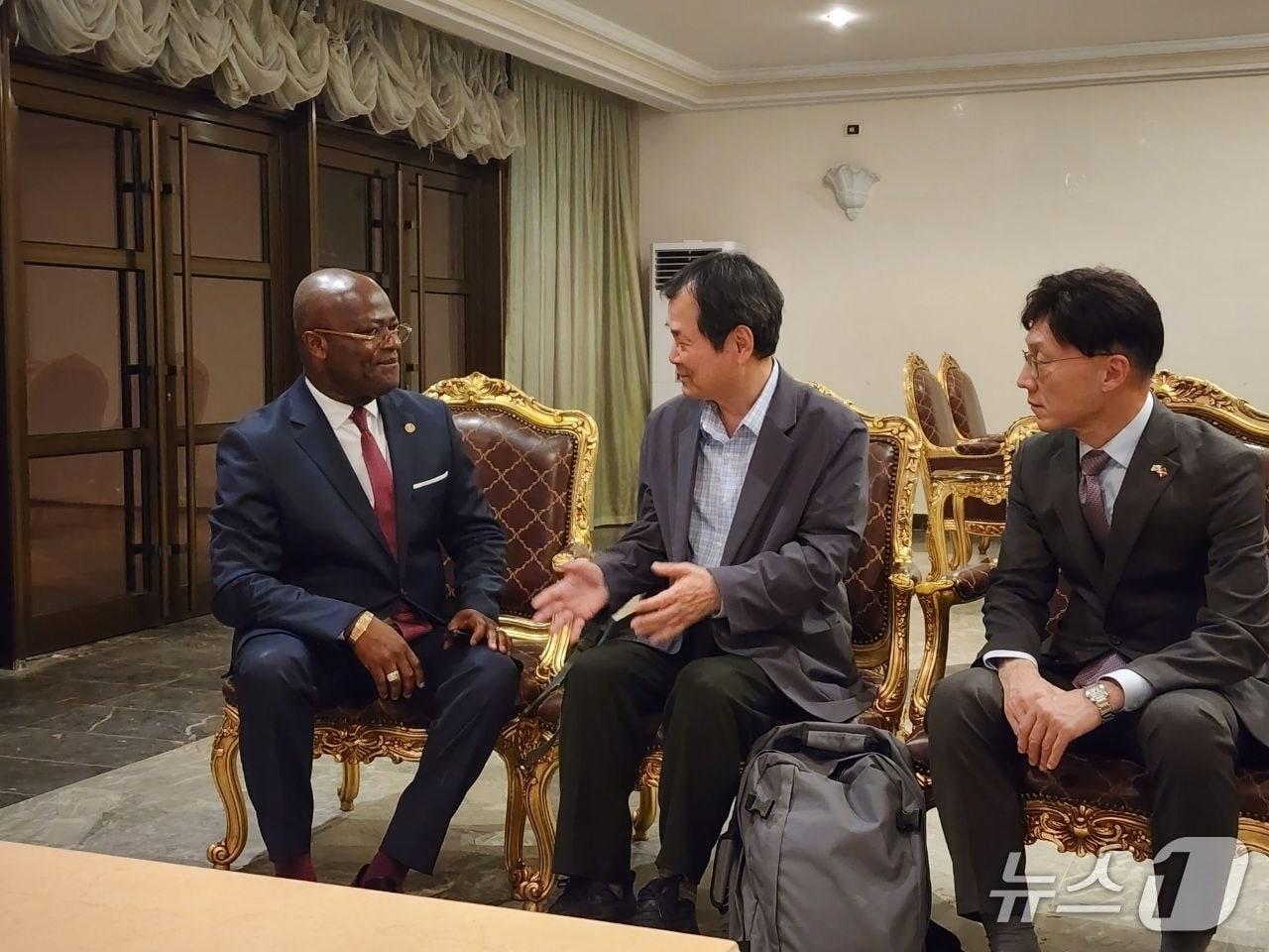 본문 이미지 - 정해웅 외교장관 특사가 16일 콩고공화국 브라자빌에서 열린 드니 사수 응게소 대통령 취임식에 참석했다. 2026.04.16. (외교부 제공)