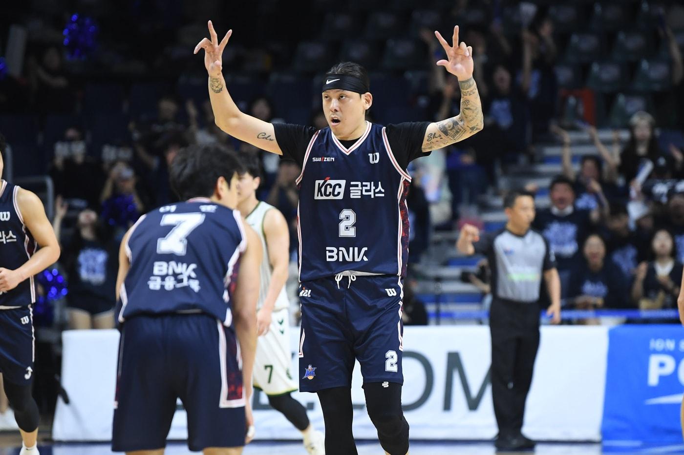 본문 이미지 - 프로농구 부산 KCC가 원주 DB에 3연승을 거두고 4강 PO에 진출했다.(KBL 제공)