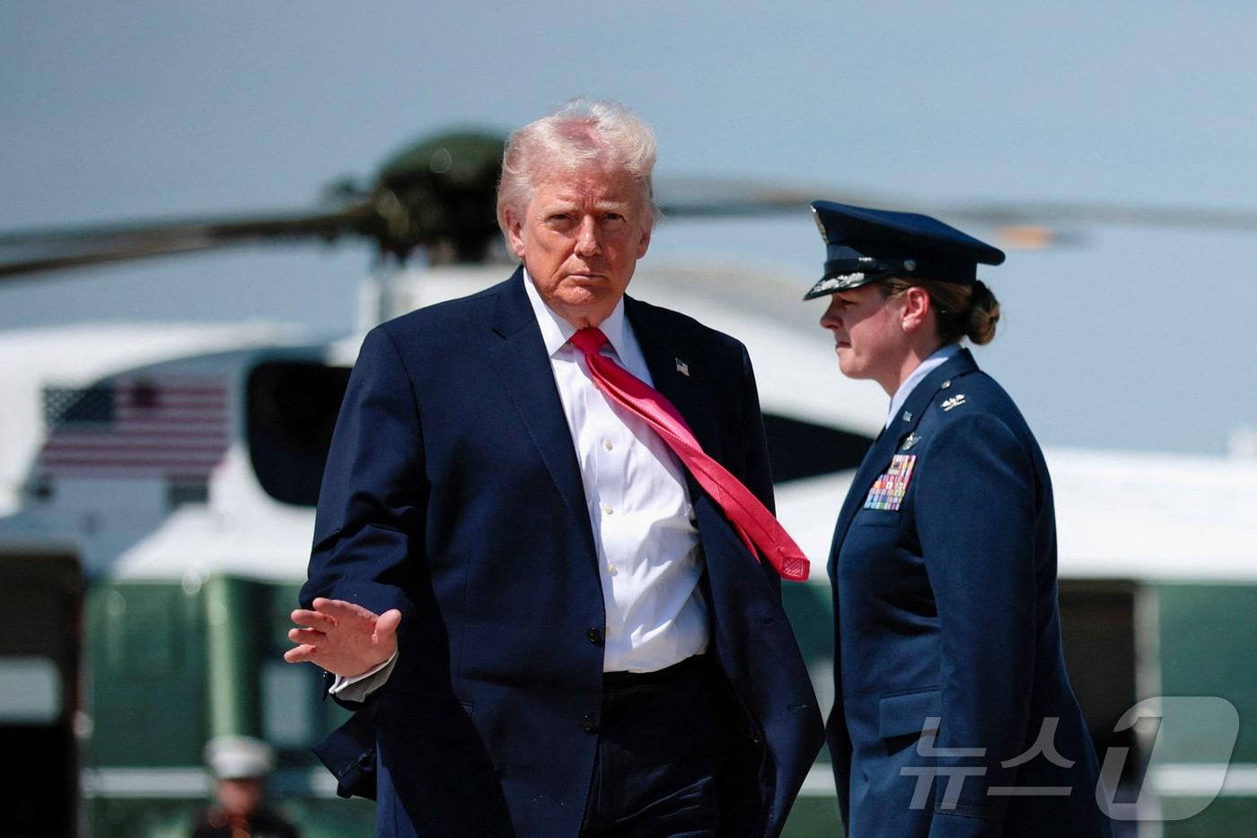 본문 이미지 - 도널드 트럼프 미국 대통령이 지난 16일(현지시간) 앤드루스 공군기지에서 네바다주 라스베이거스로 향하는 에어포스원에 탑승하기 전 손을 들어 보이고 있다. 2026.04.17. ⓒ 로이터=뉴스1