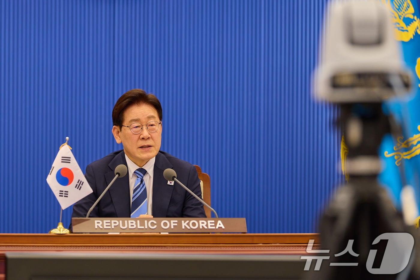 본문 이미지 - 이재명 대통령이 17일 청와대에서 프랑스와 영국 주도로 열린 '호르무즈 해협 자유항행' 정상회의에 참석해 발언하고 있다. (청와대 제공. 재판매 및 DB 금지) 2026.4.17 ⓒ 뉴스1 허경 기자