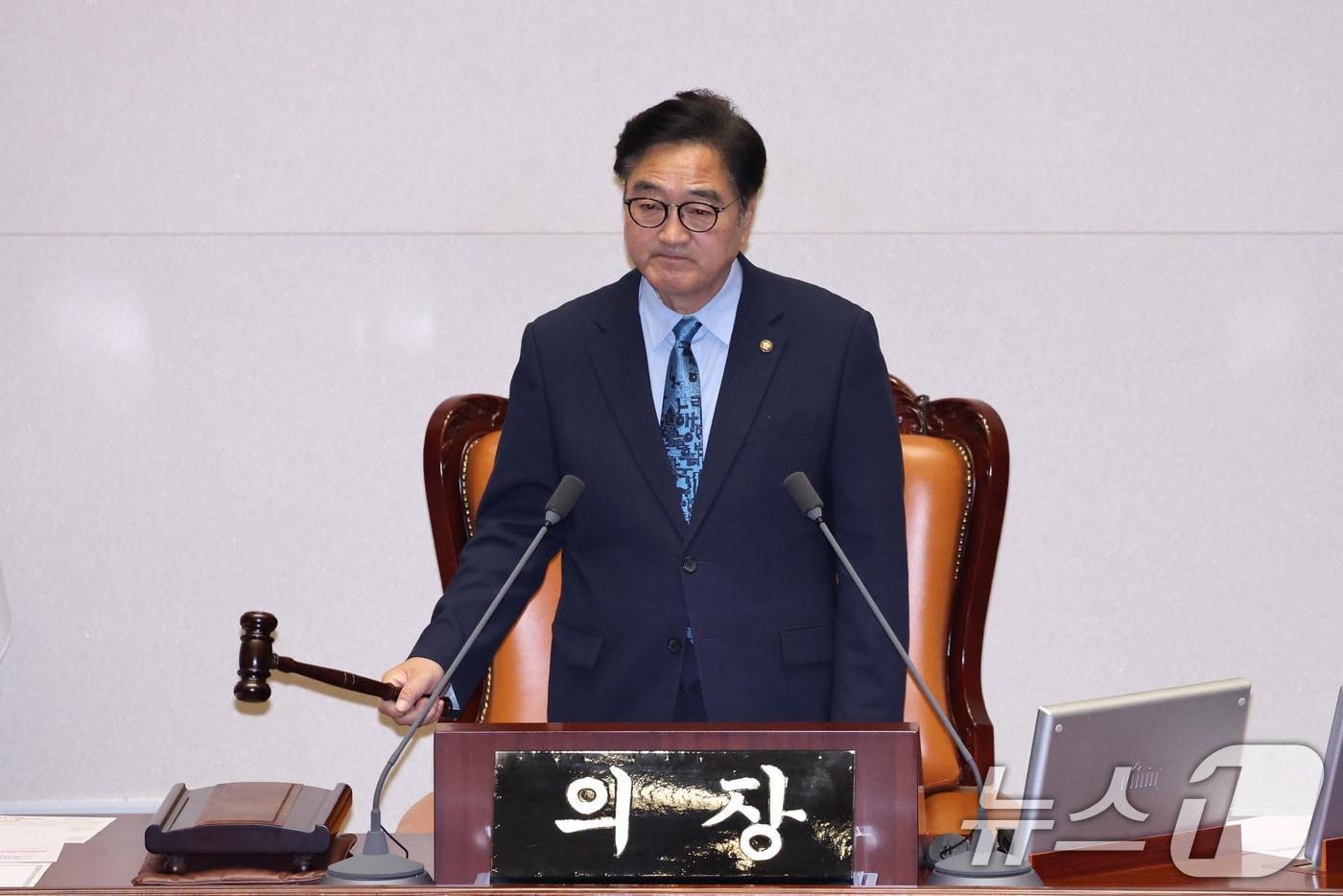 본문 이미지 - 우원식 국회의장이 18일 서울 여의도 국회에서 열린 제434회국회(임시회) 제6차 본회의에서 의사봉을 두드리고 있다. 2026.4.18 ⓒ 뉴스1 신웅수 기자