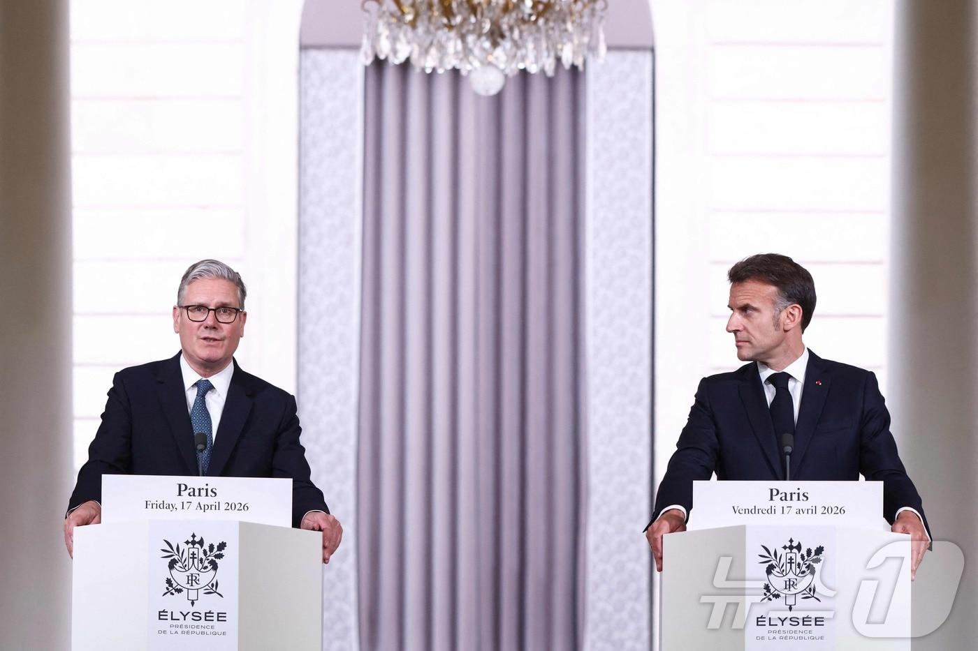 본문 이미지 - 17일(현지시간) 프랑스 파리 엘리제궁에서 열린 '호르무즈 해협 재개방 노력에 관한 국제 정상회의' 뒤 키어 스타머 영국 총리(왼쪽)와 에마뉘엘 마크롱 프랑스 대통령(오른쪽)이 공동 기자회견하고 있다. 2026.04.18. ⓒ AFP=뉴스1