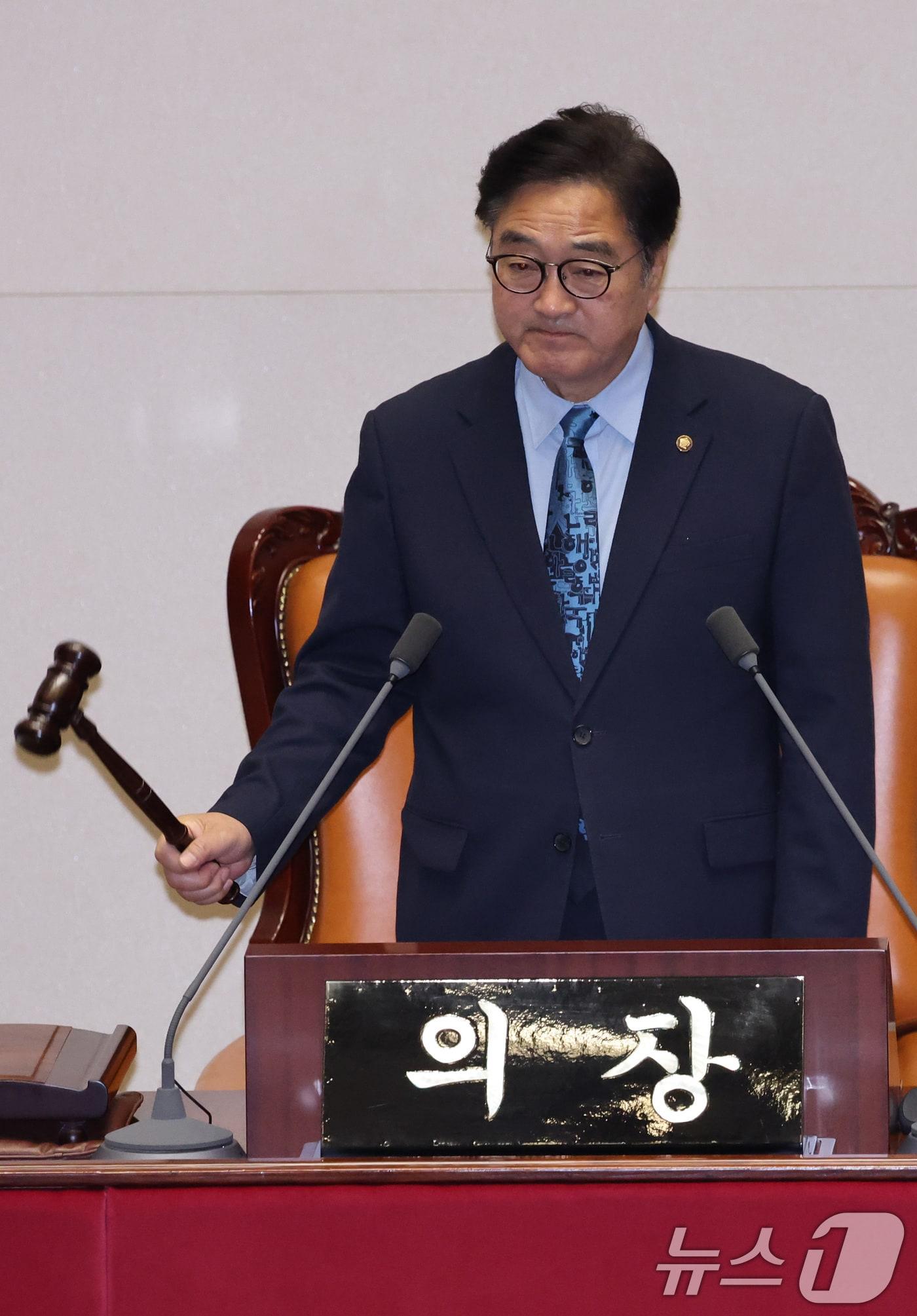 본문 이미지 - 우원식 국회의장이 18일 서울 여의도 국회에서 열린 제434회국회(임시회) 제6차 본회의에서 공직선거법 일부개정법률안(대안)이 가결되자 의사봉을 두드리고 있다. 2026.4.18 ⓒ 뉴스1 신웅수 기자