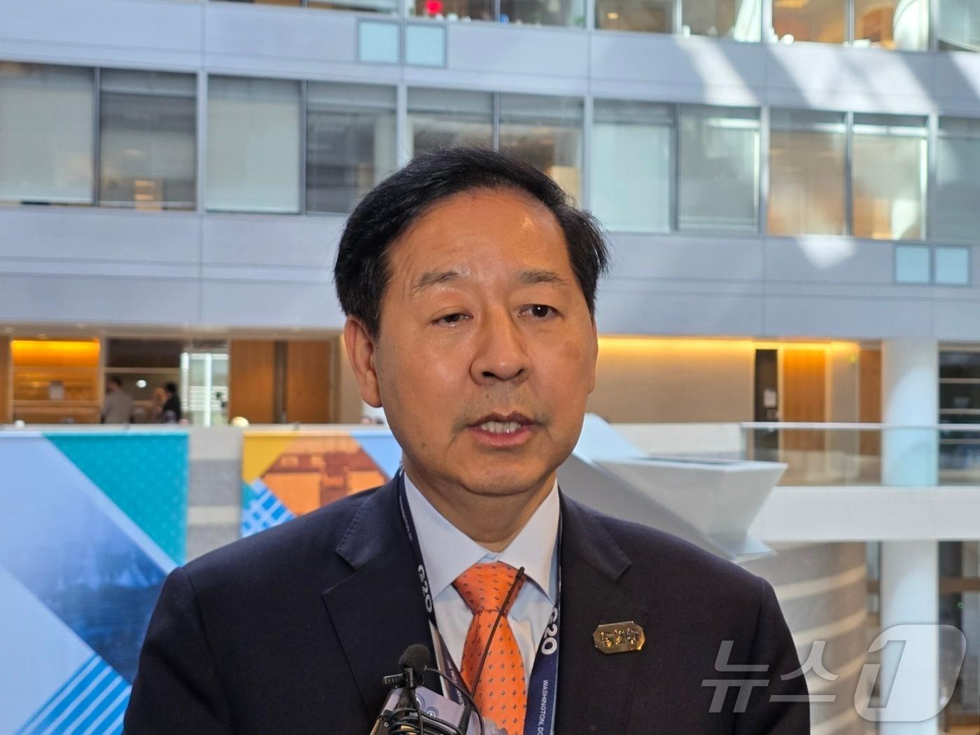 본문 이미지 - 구윤철 부총리 겸 재정경제부 장관이 17일(현지시간) 미국 워싱턴DC 미주개발은행(IDB)에서 열린 주요20개국(G20) 재무장관·중앙은행총재 회의 및 국제통화금융위원회(IMFC) 회의 참석 중 한국 특파원들의 질문에 답하고 있다. ⓒ 뉴스1 류정민 특파원