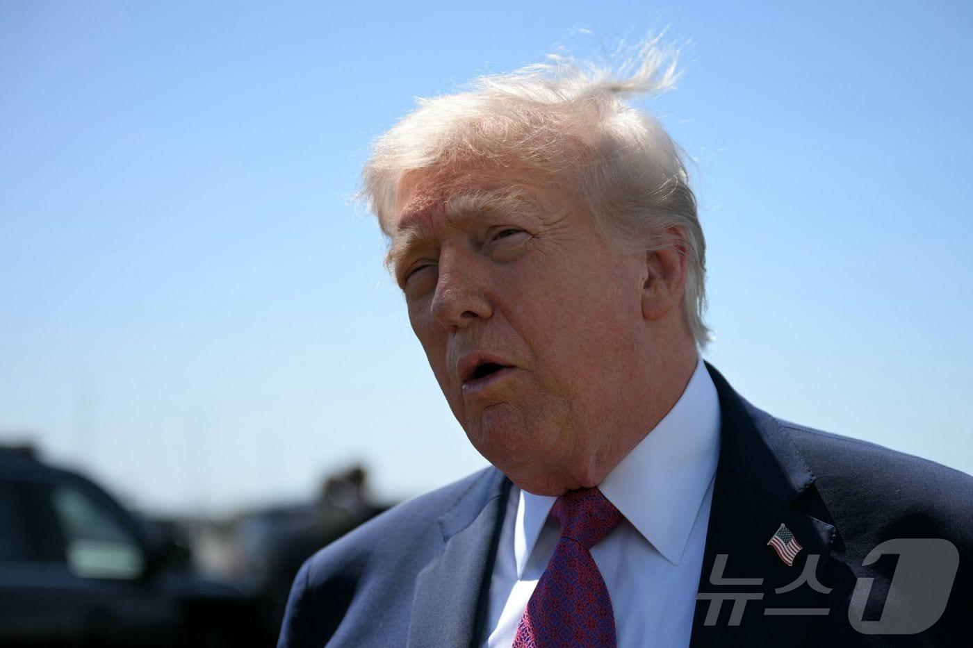 본문 이미지 - 도널드 트럼프 미국 대통령이 17일(현지시간) 애리조나주 피닉스의 스카이하버 국제공항에서 기자들의 질문에 답하고 있다. 2026.04.17. ⓒ AFP=뉴스1