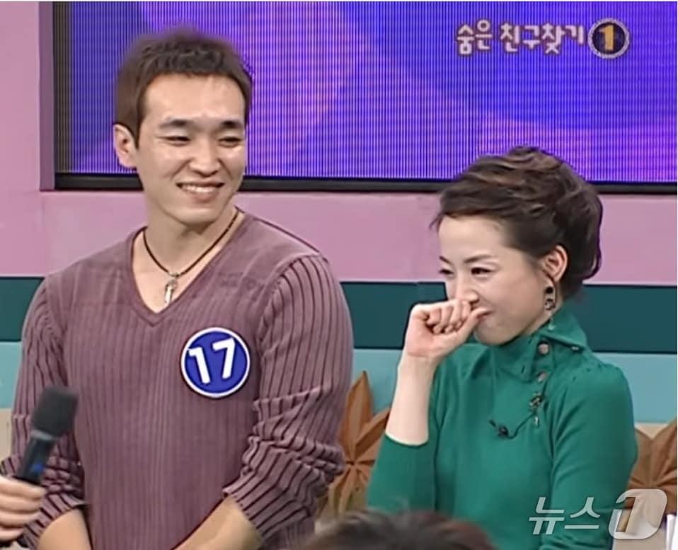 본문 이미지 - 2005년 9월 29일 KBS 2TV '해피 투게더'에서 당시 인기 절정의 노현정 아나운서가  초등학교 시절  첫사랑 김민수 국민의힘 최고위원에게 '반갑다 친구야'라며 손을 내민 뒤 수줍은 미소를 짓고 있다. 김 최고위원과 지금은 현대가 며느리가 된 노 아나운서는 서울 개포초등학교 동창이다. (KBS 갈무리) ⓒ 뉴스1