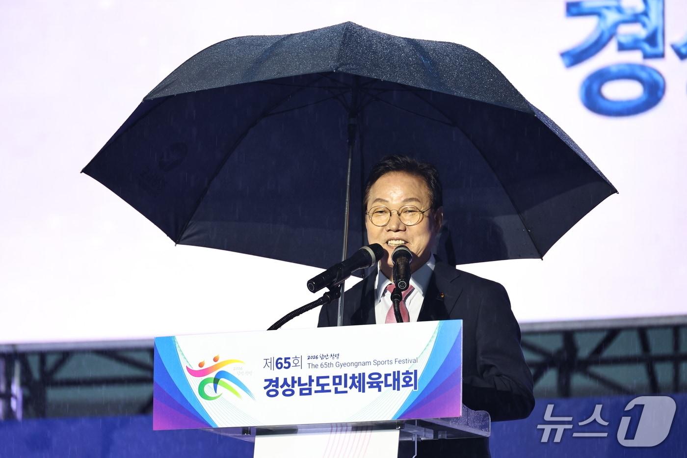 본문 이미지 - 17일 경남도민체전 개회식에서 박완수 경남도지사가 개회사를 전하고 있다.(경남도 제공. 재판매 및 DB금지)