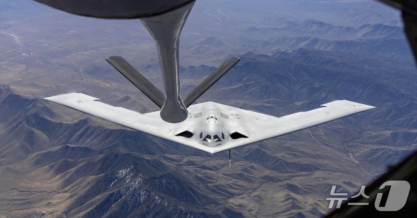 본문 이미지 -  'B-21' 레이더의 공중 급유 모습.  (미 공군 제공)