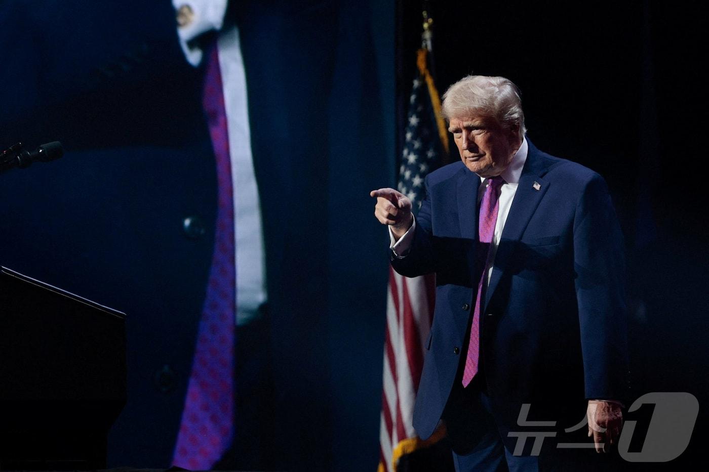 본문 이미지 - 도널드 트럼프 미국 대통령이 17일(현지시간) 애리조나주 피닉스 드림 시티 처치에서 열린 '터닝 포인트 USA' 행사에 참석해 무대에서 청중을 가리켜 보이고 있다. 2026.04.17. ⓒ 로이터=뉴스1