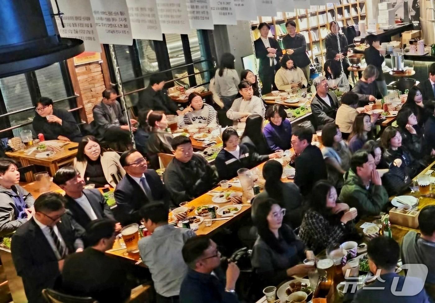 본문 이미지 - 김부겸 더불어민주당 대구시장 후보가 17일 대구 중구 종로의 한 복합문화공간에서 시민들과 문화 공연을 즐기고 있다. (독자 제공. 재판매 및 DB 금지) 2026.4.17/뉴스1