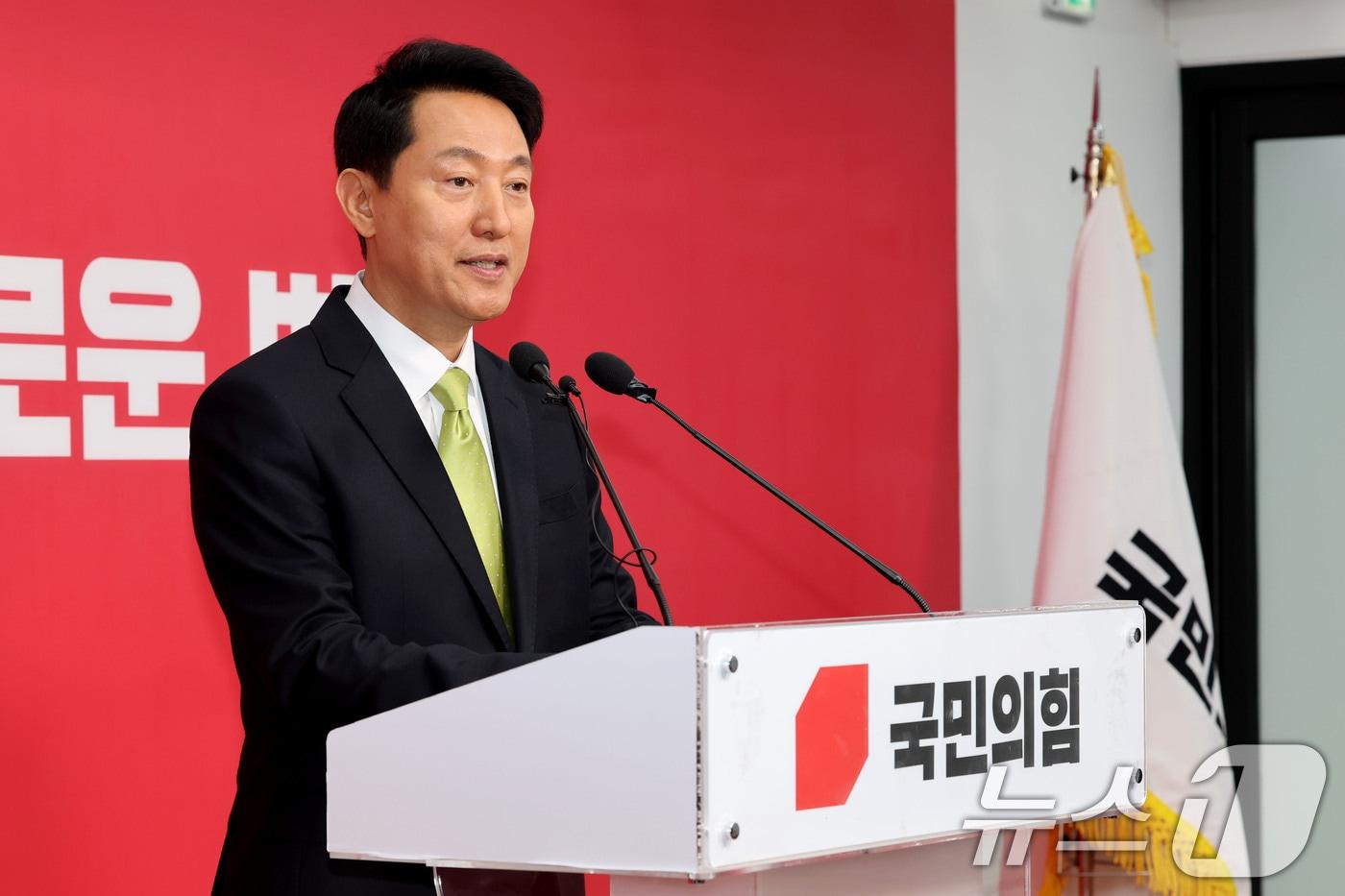 본문 이미지 - 6.3전국동시지방선거 국민의힘 서울시장 후보로 확정된 오세훈 서울시장이 18일 오전 서울 영등포구 국민의힘 중앙당사에서 기자회견을 하고 있다. 2026.4.18 ⓒ 뉴스1 이광호 기자