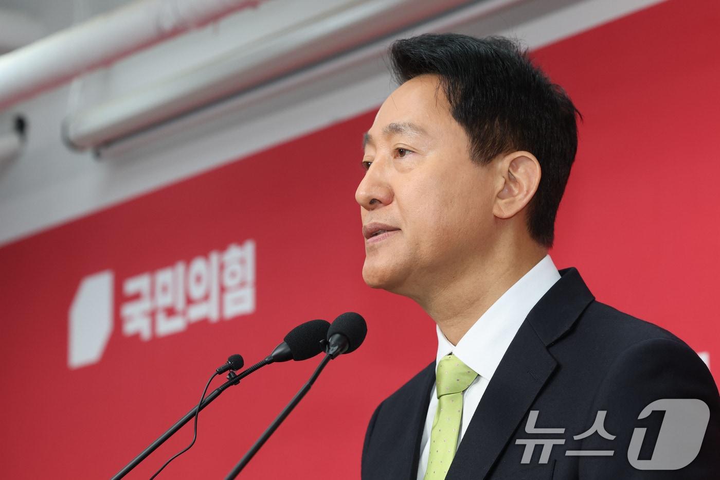 본문 이미지 - 6.3전국동시지방선거 국민의힘 서울시장 후보로 확정된 오세훈 서울시장이 18일 오전 서울 영등포구 국민의힘 중앙당사에서 기자회견을 하고 있다. 이날 박덕흠 국민의힘 중앙당 공천관리위원장은 오 시장이 경선에서 승리했다고 발표했다. 2026.4.18 ⓒ 뉴스1 이광호 기자