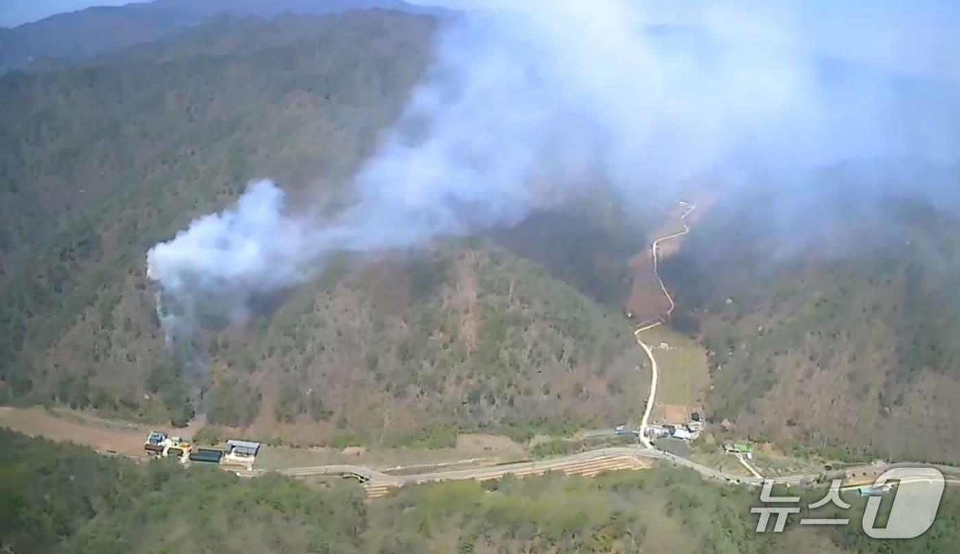 본문 이미지 - 18일 낮 12시 5분쯤 경북 안동 예안면의 야산에서 불이 나 소방 당국이 진화에 나섰다. (경북소방본부 제공. 재판매 및 DB 금지) 2026.4.18/뉴스