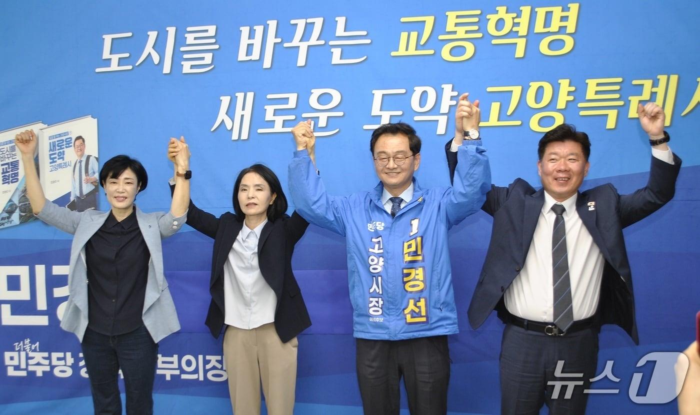 본문 이미지 - 지난 16일 민주당 고양시장 민경선 예비후보 캠프에서 함께 경선을 치른 이경혜(왼쪽부터), 이영아, 민경선, 최승원 예비후보가 원팀 구성과 함께 공식 지지를 선언했다. (민경선 예비후보 캠프 제공, 재판매 및 DB금지)