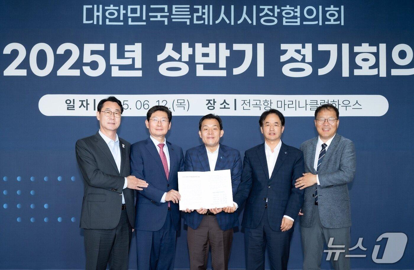본문 이미지 - '대한민국특례시시장협의회 2025년 상반기 정기회의' 참석자들. 왼쪽부터 정명근 화성시장, 이상일 용인시장, 이재준 수원시장, 이동환 고양시장, 장금용 경남 창원시장 권한대행.(수원시 제공. 재판매 및 DB 금지) 2025.6.13/뉴스1