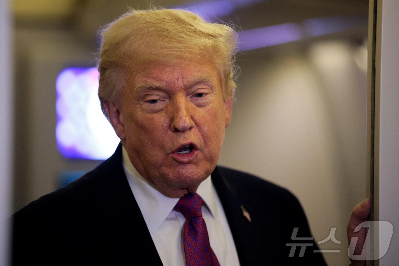 본문 이미지 - 도널드 트럼프 미국 대통령이 17일(현지시간) 애리조나주 피닉스에서 워싱턴DC로 돌아오는 에어포스원(미 대통령 전용기)에서 기자들에게 이야기하고 있다. 2026.04.17. ⓒ 로이터=뉴스1