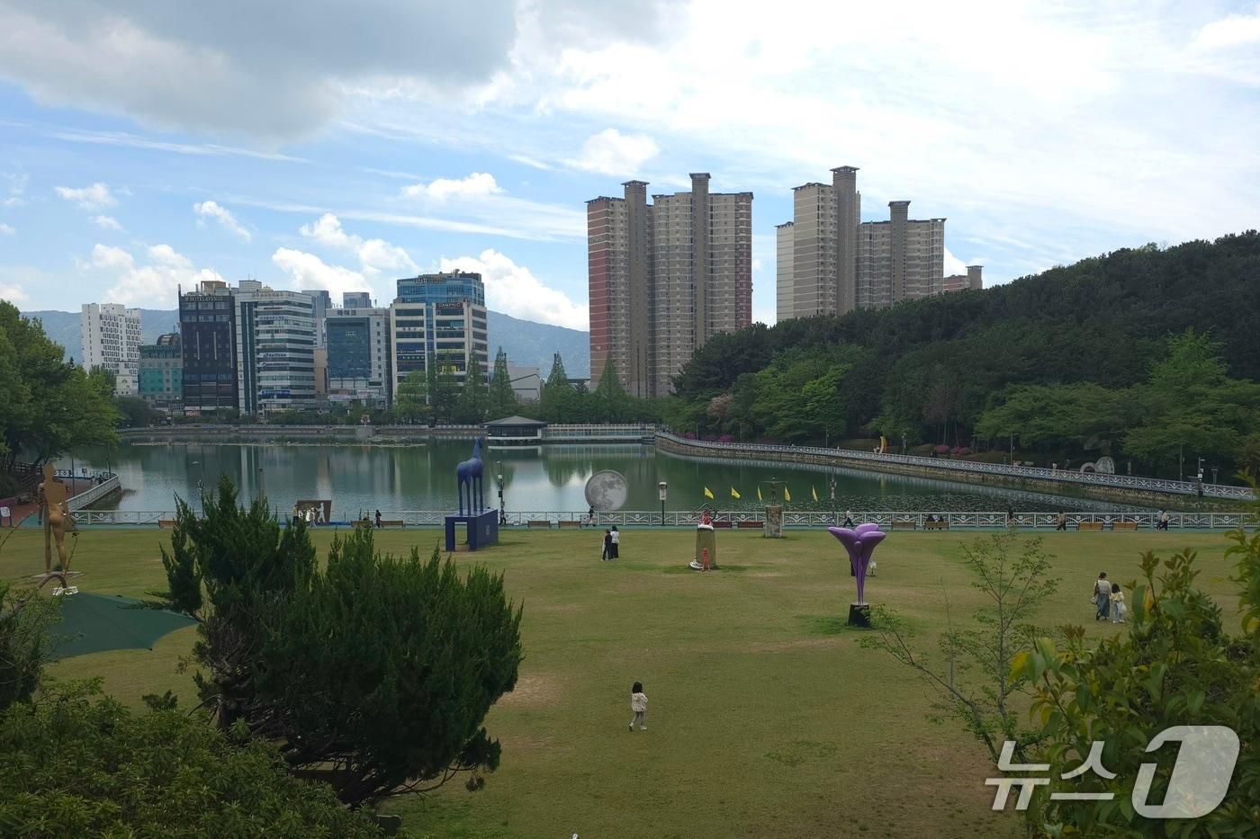 본문 이미지 - 18일 창원용지호수 공원에서 시민들이 산책하며 주말을 즐기고 있다.2026.4.18 ⓒ 뉴스1 이주현 기자