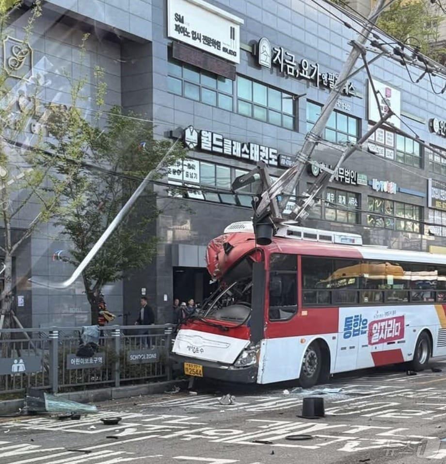 본문 이미지 - 18일 오전 9시 50분쯤 광주 남구 주월동 한 도로에서 시내버스가 전신주를 들이받는 사고가 발생했다. (SNS 갈무리. 재판매 및 DB금지) ⓒ 뉴스1 김성준 기자