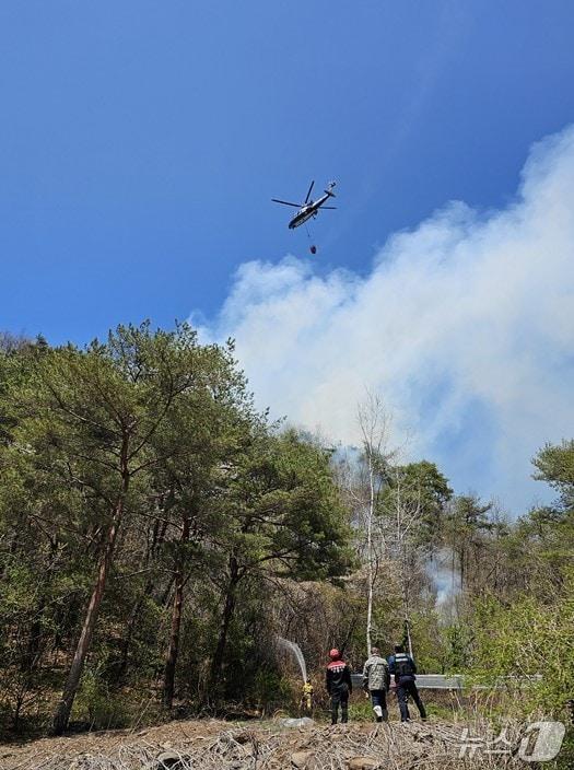 본문 이미지 - 18일 낮 12시 5분쯤 경북 안동 예안면의 야산에서 불이 나 소방 당국이 진화에 나섰다. (경북소방본부 제공. 재판매 및 DB 금지) 2026.4.18/뉴스