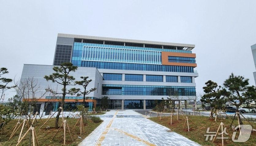 본문 이미지 - 전북 군산시 새만금산단 소재 '새만금 에너지산업융복합단지 종합지원센터' 전경.(전북도 제공. 재판매 및 DB금지)/뉴스1