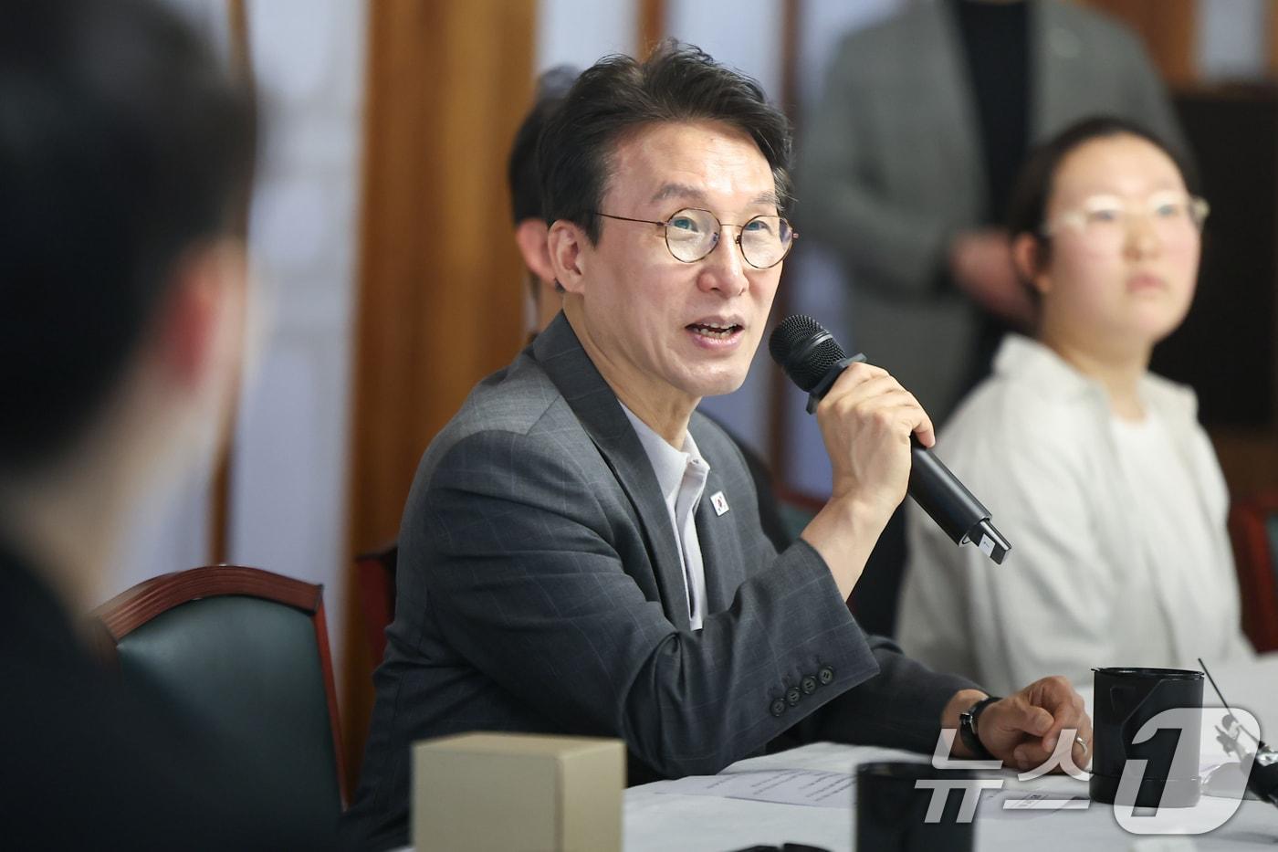 본문 이미지 - 김민석 국무총리가 18일 서울 종로구 총리공관에서 열린 삼청동 오픈하우스 청소년·청년기후협의체와 간담회에서 인사말을 하고 있다. 2026.4.18 ⓒ 뉴스1 김도우 기자