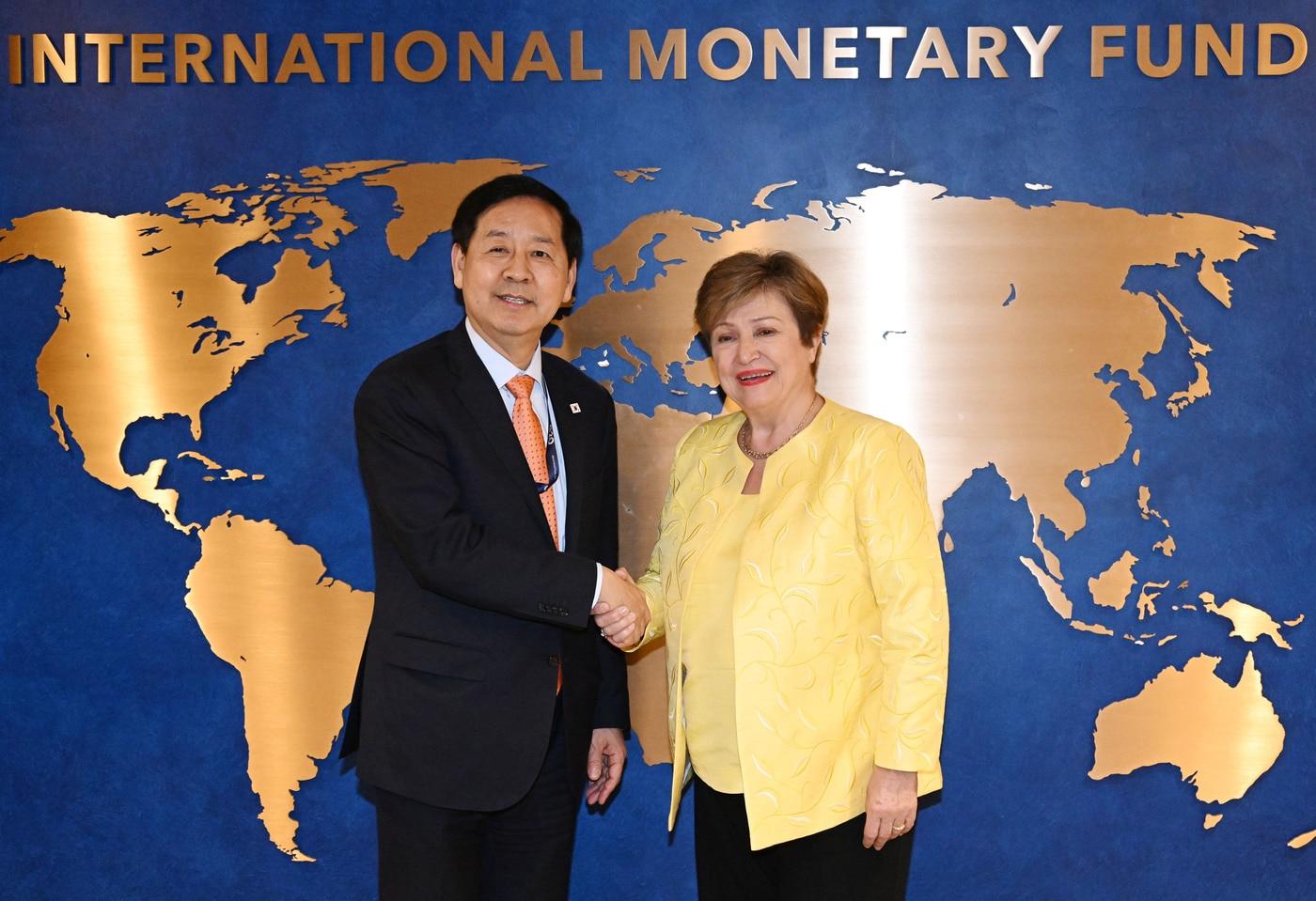 본문 이미지 - 주요 20개국(G20) 재무장관회의 및 국제통화기금(IMF)·세계은행(WB) 춘계회의 참석차 미국 워싱턴D.C.를 방문 중인 구윤철 부총리 겸 재정경제부 장관이 17일(현지시간) 국제통화기금(IMF)에서 크리스탈오르기에바 국제통화기금(IMF) 총재와 면담에 앞서 악수하며 기념사진을 찍고 있다.