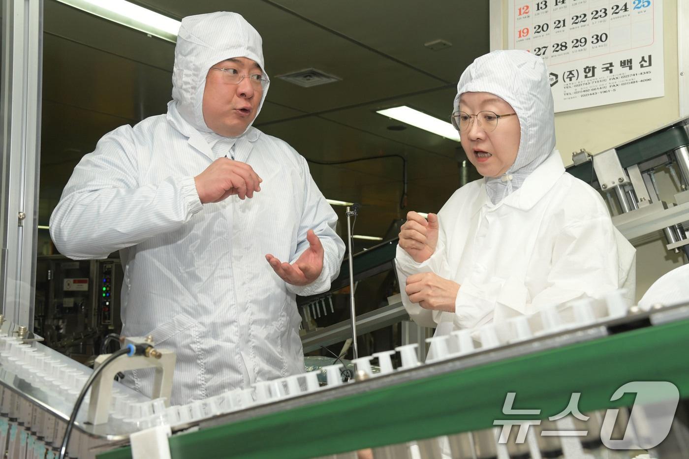 본문 이미지 - 오유경 식품의약품안전처장이 18일 주사기 안정적 수급 지원을 위해 주사기 제조업체인 한국백신을 찾아 생산현장을 살펴보고 있다. (식품의약품안전처 제공. 재판매 및 DB 금지) 2026.4.18 ⓒ 뉴스1