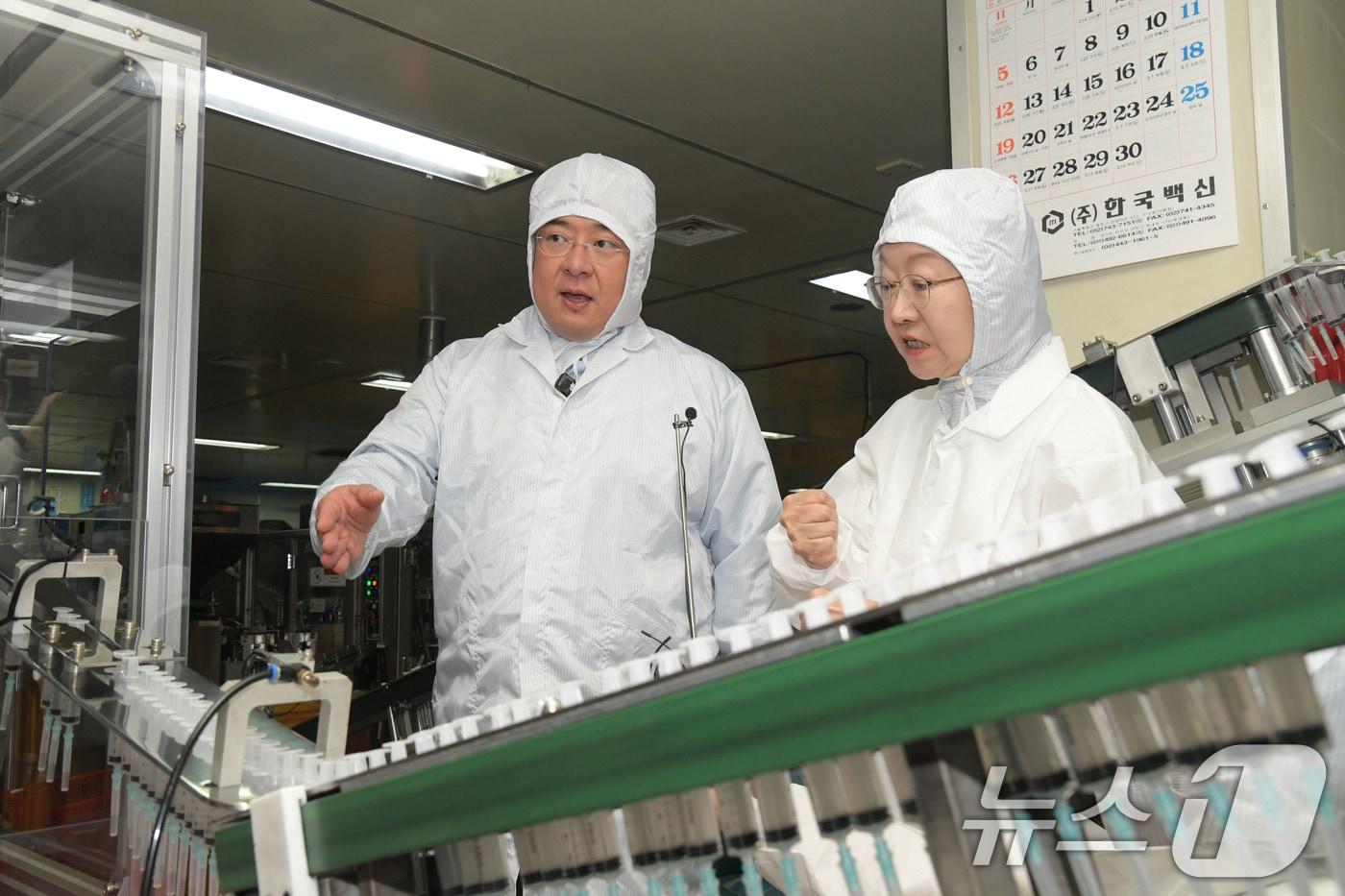 본문 이미지 - 오유경 식품의약품안전처장이 18일 주사기 안정적 수급 지원을 위해 주사기 제조업체인 한국백신을 찾아 생산현장을 살펴보고 있다. (식품의약품안전처 제공. 재판매 및 DB 금지) 2026.4.18 ⓒ 뉴스1