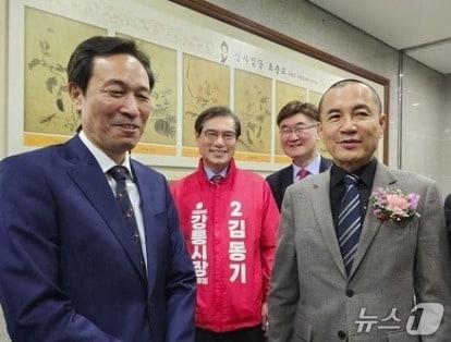 본문 이미지 - 제9회 전국동시지방선거 강원지사에 도전하는 더불어민주당 우상호 후보와 국민의힘 김진태 후보가 지난 2월 강릉농협에서 만난 모습. (재판매 및 DB금지)/뉴스1