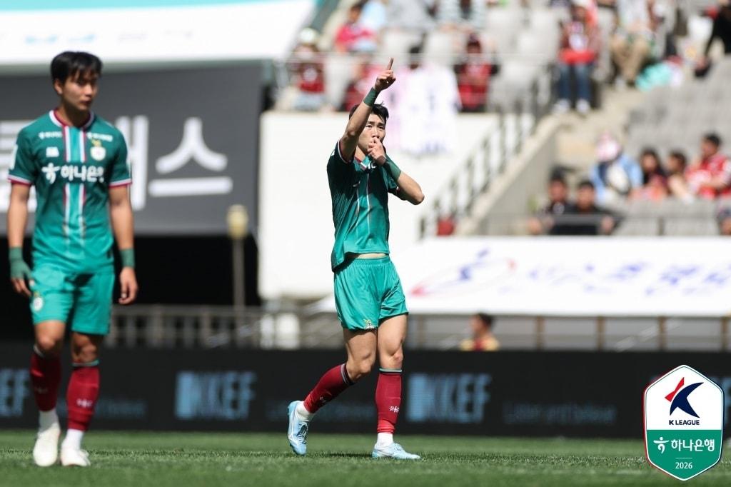 본문 이미지 - 대전 하나시티즌 공격수 유강현이 18일 서울월드컵경기장에서 열린 FC서울과 하나은행 K리그1 2026 8라운드에서 득점 후 기뻐하고 있다. (한국프로축구연맹 제공)