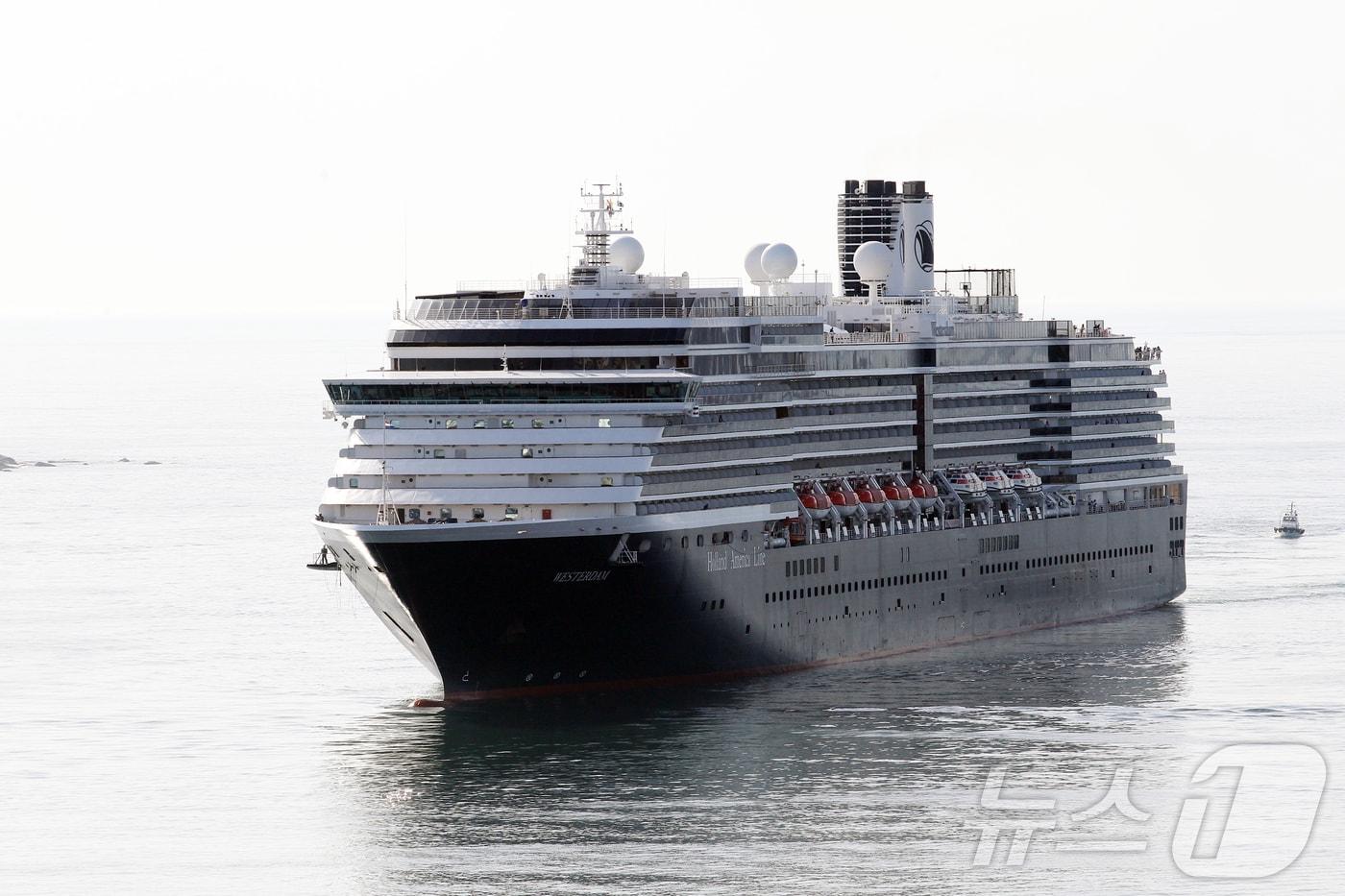 본문 이미지 - 강원 속초항에 올해 첫 크루즈인 8만 2000톤 급 대형 프리미엄 크루즈 웨스테르담호가 18일 2000여 명의 외국인 관광객을 태우고 입항했다. 이날 속초시는 강원특별자치도, 강원관광재단 등 관계기관과 함께 취타대 공연을 비롯한 입항 환영행사와 셔틀버스 운영·통역 안내 요원 배치 등을 통해 속초를 방문한 외국인 관광객들에게 최상의 관광 서비스를 제공했다.(속초시 제공, 재판매 및 DB 금지)2026.4.18 ⓒ 뉴스1 윤왕근 기자