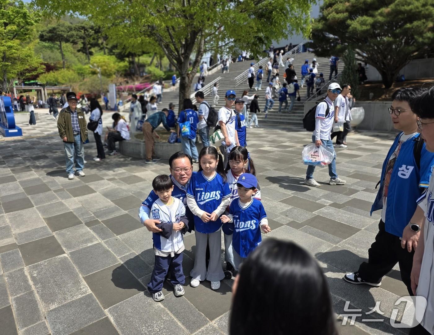 본문 이미지 - 김부겸 더불어민주당 대구시장 후보가 18일 대구 삼성라이온즈파크를 찾아 시민들과 소통하고 있다. (김부겸 희망캠프 제공. 재판매 및 DB 금지) 2026.4.18/뉴스1