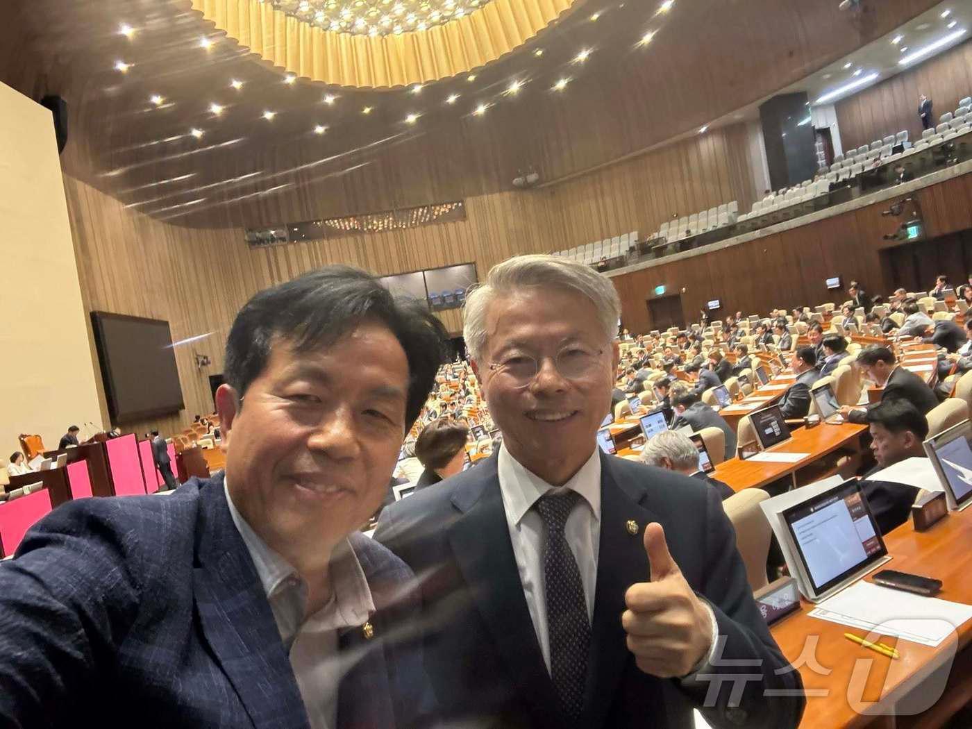 본문 이미지 - 더불어민주당 전남광주특별시장 후보인 민형배 의원(광주 광산을)이 18일 자정 국회에서 정치개혁법안을 처리를 앞두고 윤종오 진보당 의원과 사진을 찍고 있다.(민형배 SNS. 재배포 및 DB 금지)