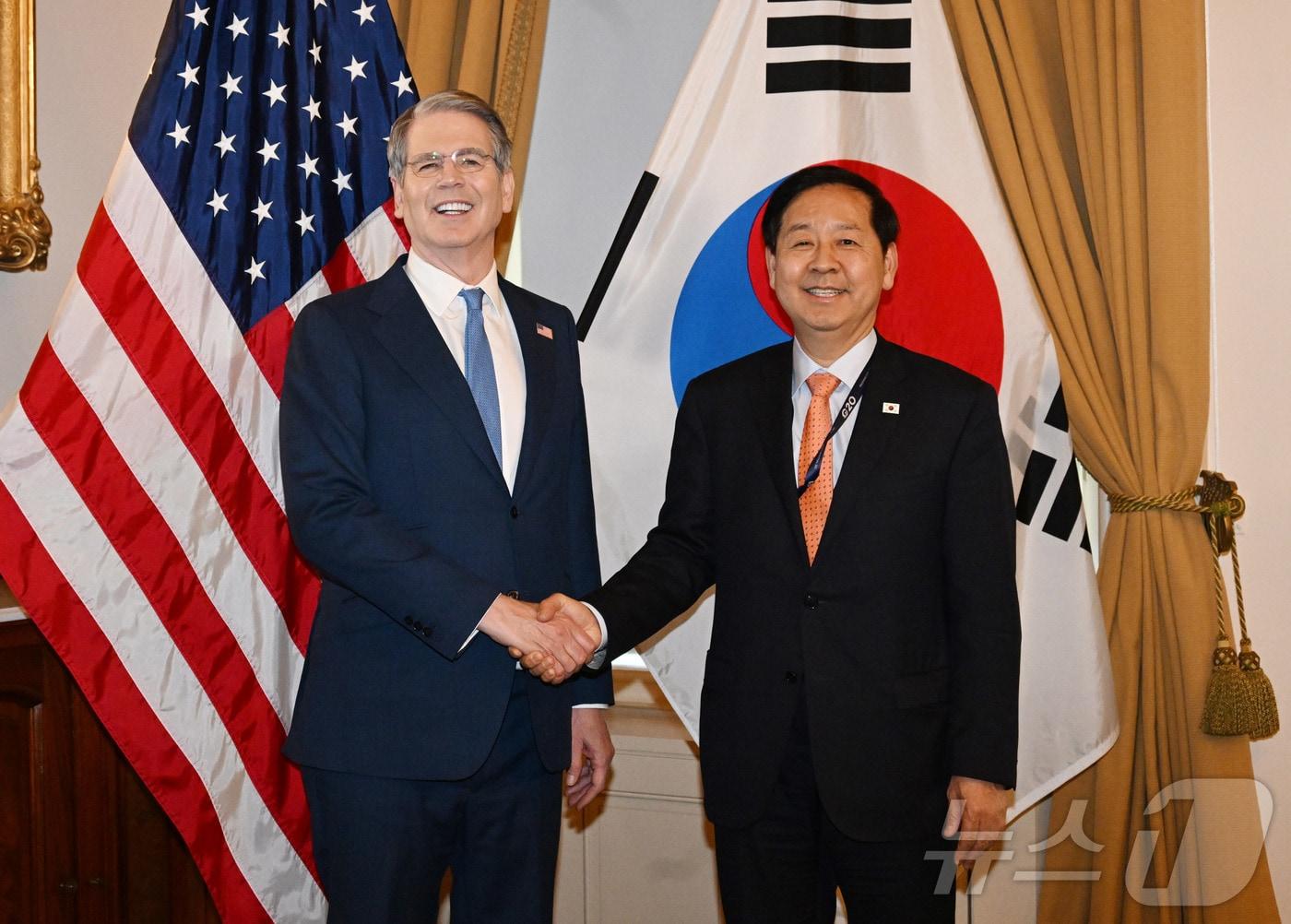 본문 이미지 - 주요 20개국(G20) 재무장관회의 및 국제통화기금(IMF)/세계은행(WB) 춘계회의 참석차 미국 워싱턴D.C.를 방문 중인 구윤철 부총리 겸 재정경제부 장관이 지난 4월 미국 재무부에서 스콧 베선트 미국 재무장관과 면담에 앞서 악수하고 있다. (재정경제부 제공. 재판매 및 DB 금지)