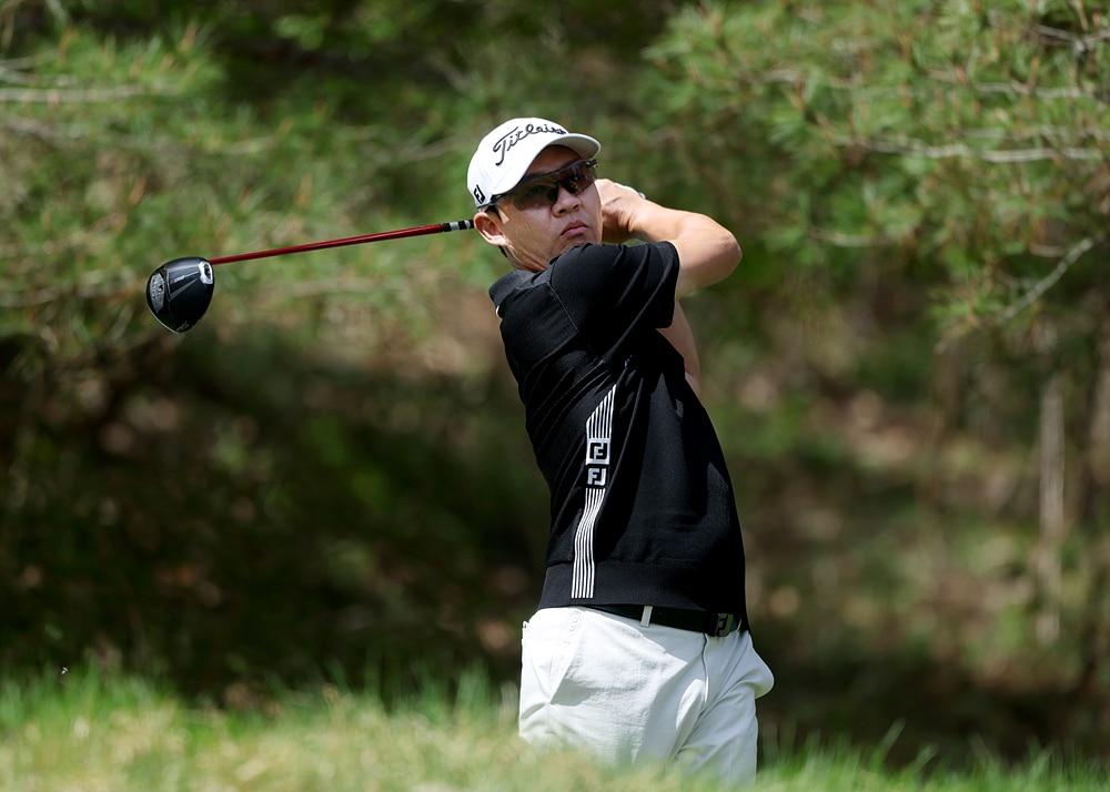 본문 이미지 - 권성열이 18일 18일 강원도 춘천의 라비에벨 골프앤리조트(파72)에서 열린 KPGA 투어 제21회 DB손해보험 프로미 오픈 3라운드 9번홀에서 티샷을 하고 있다. (KPGA 제공)