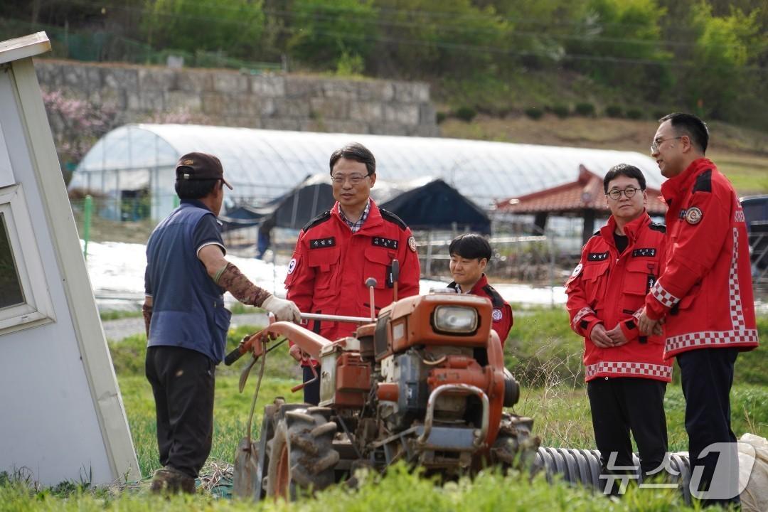 본문 이미지 - 박은식 산림청장이 충남 금산군 일대에서 산불 예방 현장점검을 하고 있다.(산림청 제공. 재판매 및 DB금지)/뉴스1