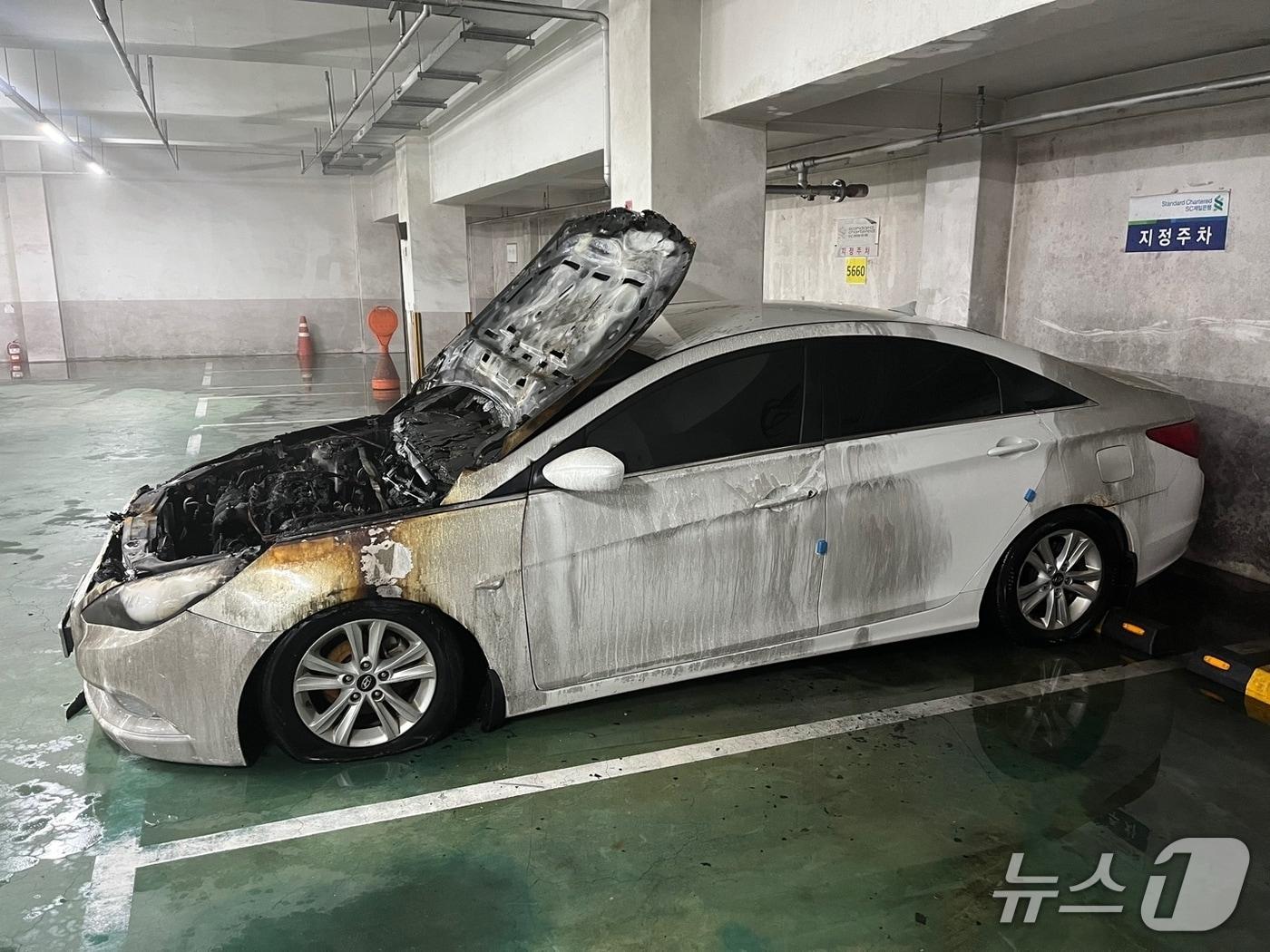 본문 이미지 - 18일 전북 전주시 서신동 한 빌딩 지하주장에 있던 승용차에서 불이 났다.(전북도 소방본부 제공. 재판매 및 DB금지)/뉴스1  
