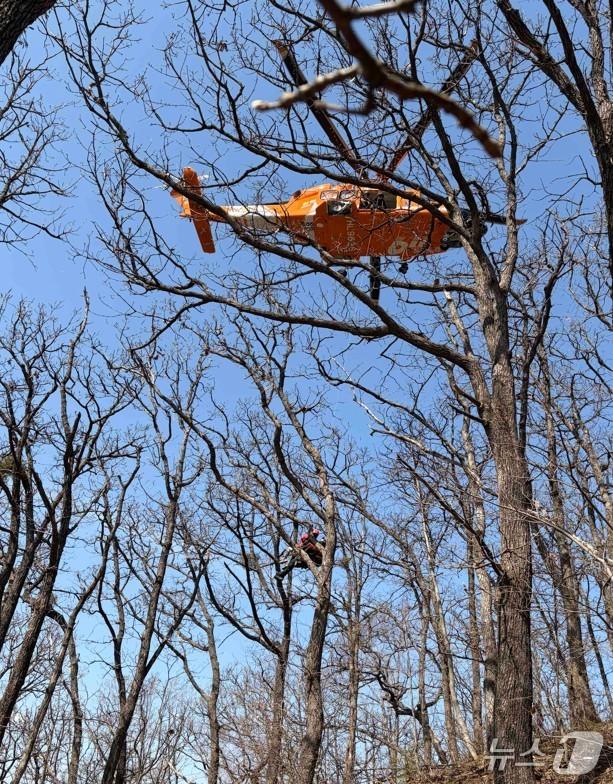 본문 이미지 - 18일 오전 11시 55분쯤 강원 평창군 미탄면의 한 산에서 한 50대 여성 등산객이 협심증으로 쓰러져 구조대원들에 의해 헬기로 이송 조치됐다. (강원도소방본부 제공. 재판매 및 DB금지) 2026.4.18/뉴스1