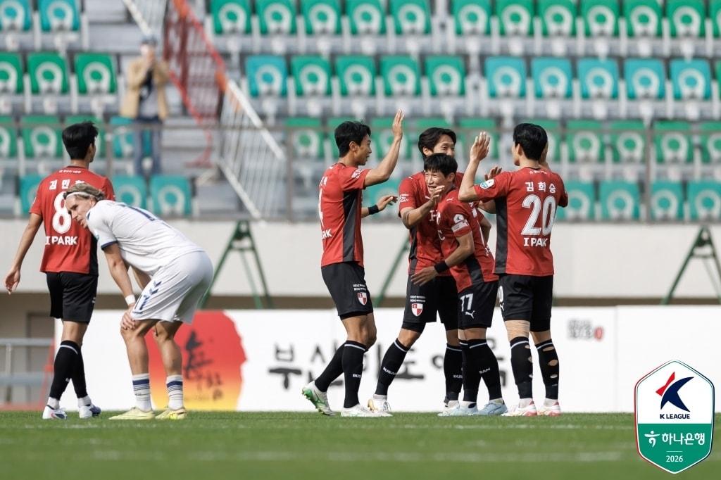 본문 이미지 - 부산 아이파크가 18일 부산 구덕운동장에서 열린 수원FC와 홈 경기에서 승리 후 기뻐하고 있다. (한국프로축구연맹 제공)