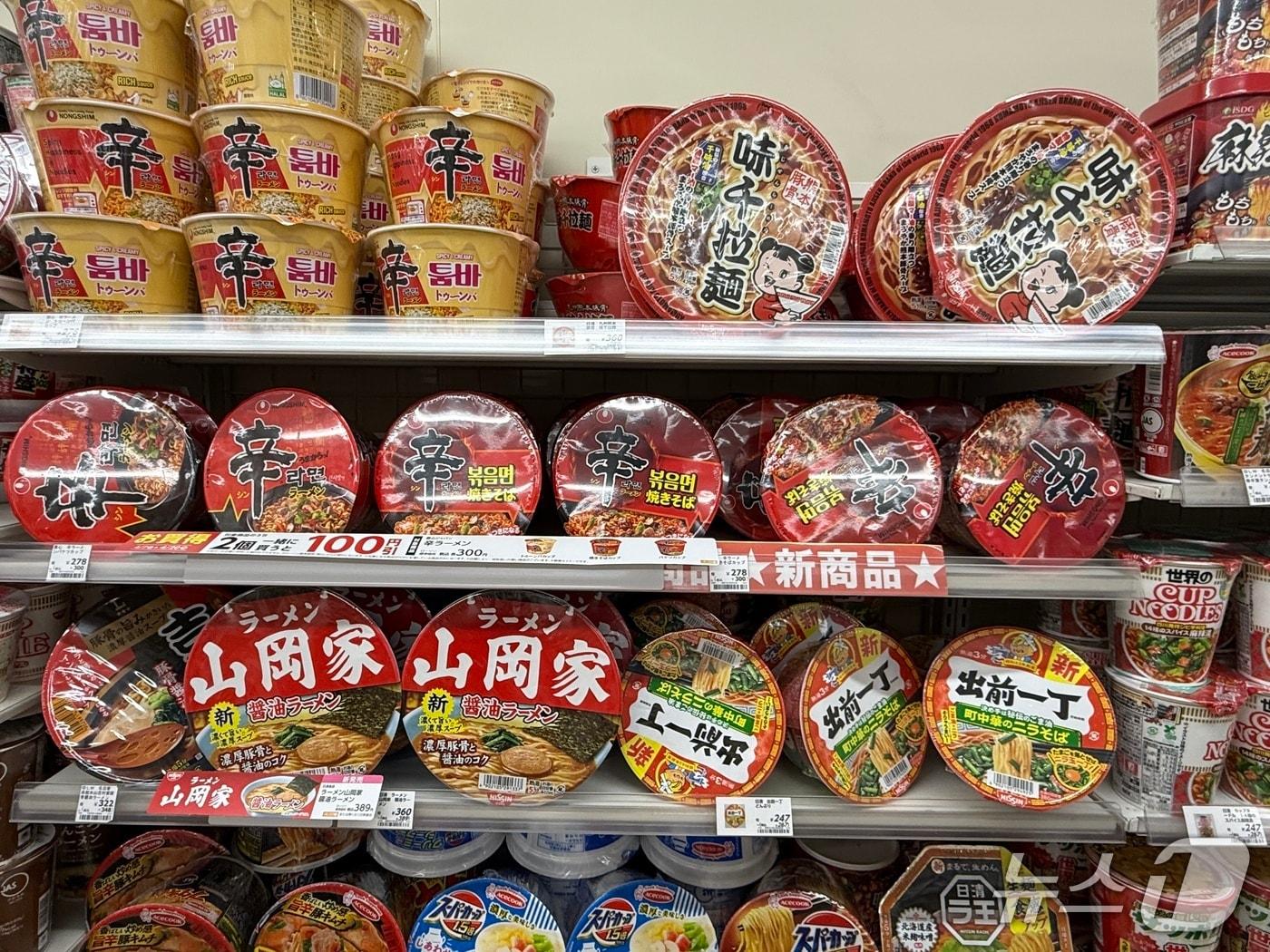 본문 이미지 - 일본 도쿄 미나토구의 한 편의점에 신라면과 신라면 툼바 제품이 진열되어 있다. 뉴스1 ⓒ News1 황두현 기자