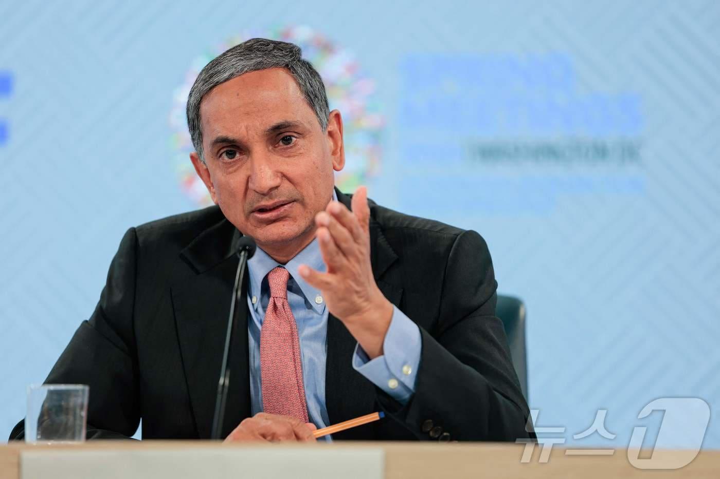 본문 이미지 - 크리슈나 스리니바산 국제통화기금(IMF) 아시아·태평양국장이 16일(현지시간) 워싱턴 DC에서 열린 2026년 IMF·세계은행 그룹 춘계 회의 기간 중 아시아태평양 지역 경제 전망에 대한 기자회견에서 발언하고 있다. 2026.04.16. ⓒ AFP=뉴스1