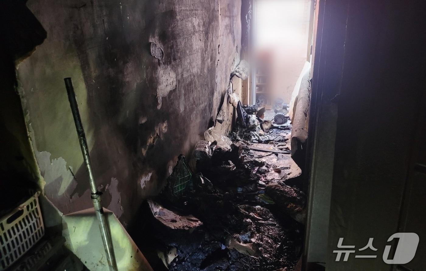 본문 이미지 - 부산 사상구 주례동 다세대주택 화재 현장.(사상경찰서 제공. 재판매 및 DB금지)