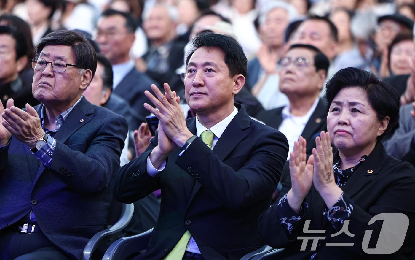 본문 이미지 - 오세훈 서울시장이 18일 서울 종로구 광화문광장에서 열린 4·19혁명 66주년 기념행사에 참석해 손뼉을 치고 있다. 2026.4.18 ⓒ 뉴스1 김도우 기자