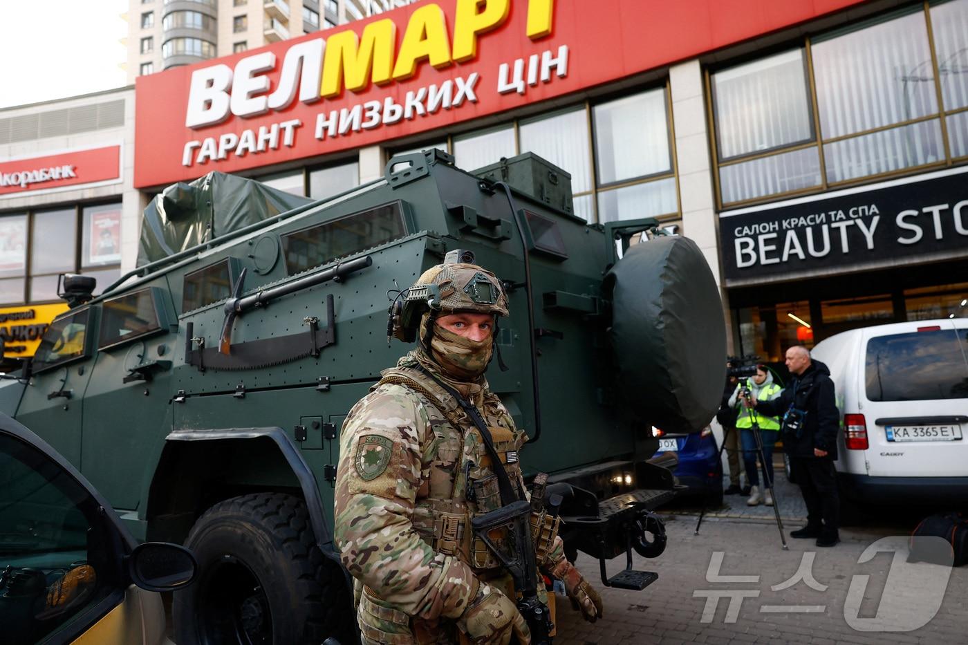 본문 이미지 - 총기 난사 사건이 발생한 우크라이나 키이우의 슈퍼마켓. 2026.04.18 ⓒ 로이터=뉴스1