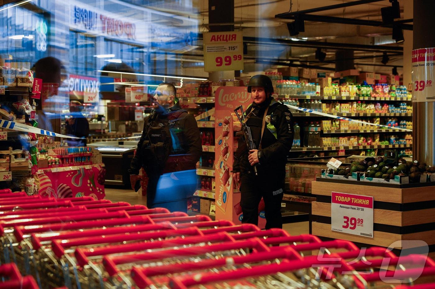 본문 이미지 - 총격과 인질극이 발생한 우크라이나 수도 키이우의 슈퍼마켓 안에 경찰이 배치돼 있다. 2026.04.18 ⓒ 로이터=뉴스1