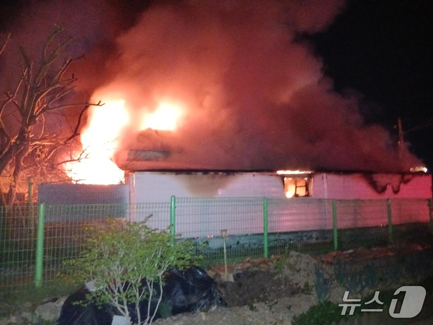 본문 이미지 - 화재 현장 모습.(전북 소방 제공. 재판매 및 DB 금지)